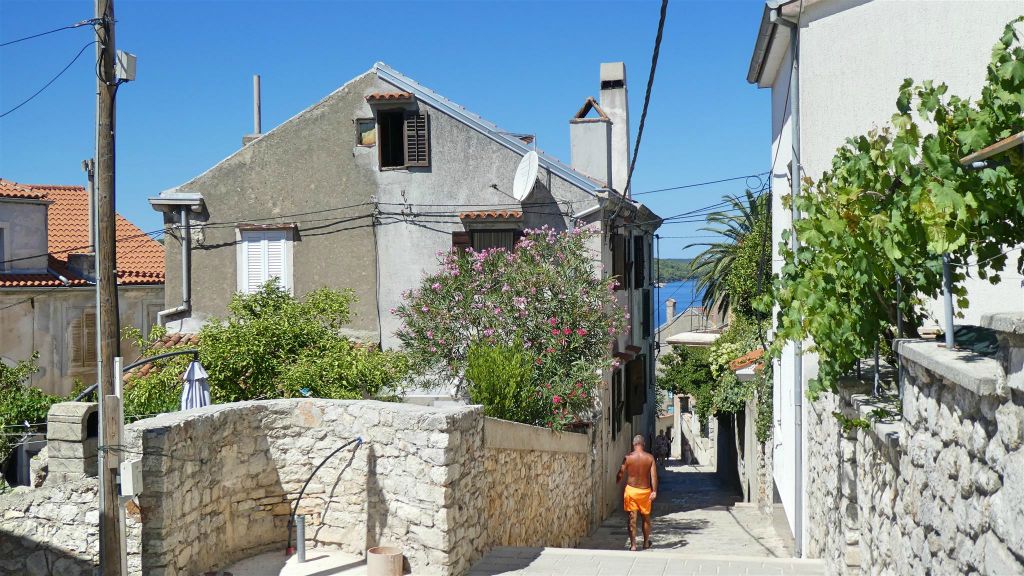 MALI LOŠINJ - een steeg