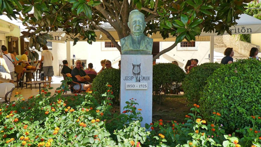 MALI LOŠINJ - een standbeeld ter ere van de zanger Josip Kašman (1850-1925)