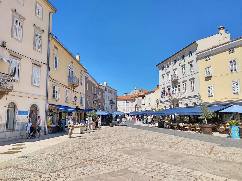 CRES - het plein Trg Frane Petrića