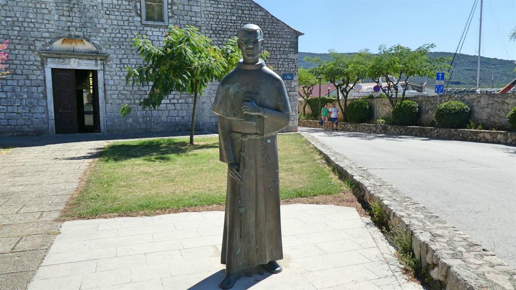 CRES - een standbeeld bij de kerk en het klooster van St. Frane