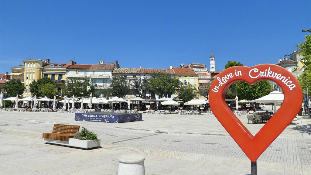 CRIKVENICA - het plein Trg Stjepana Radića
