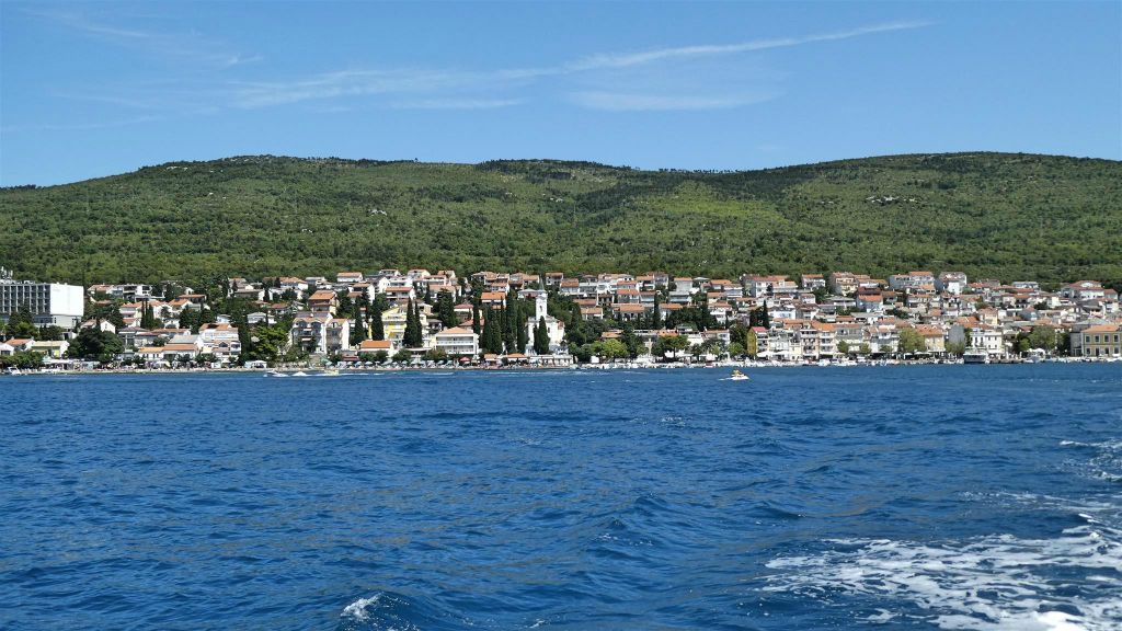 CRIKVENICA - het uitzicht op Crikvenica tijdens de boottocht
