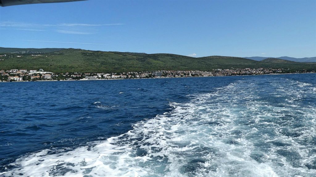 CRIKVENICA -  het uitzicht op Crikvenica tijdens de boottocht