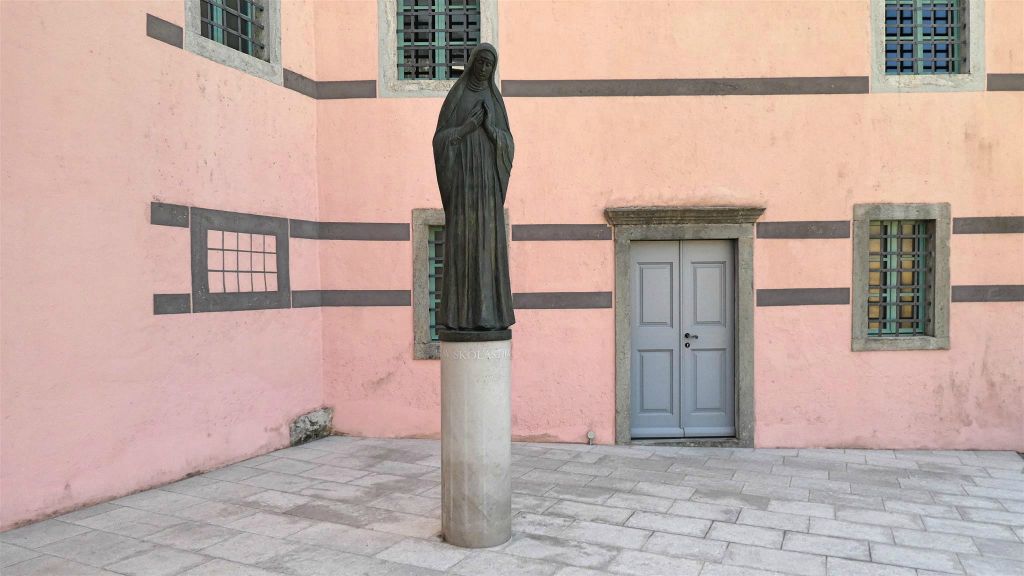 KRK - een standbeeld bij het benedictijnse klooster
