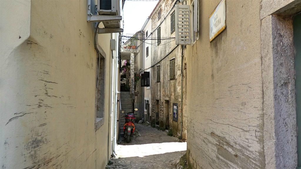 VRBNIK - een steeg