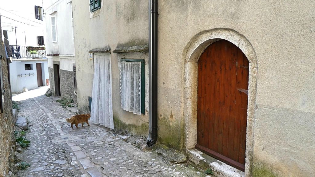 VRBNIK - een steeg