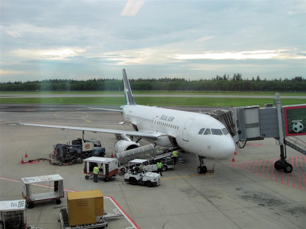 SINGAPORE - Airbus A319 van Silk Air waarmee we naar Chiang Mai (Thailand) vliegen