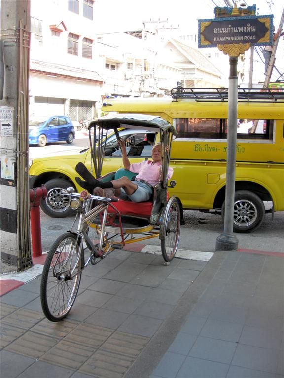 THAILAND - CHIANG MAI - man rust in zijn fietsriksja