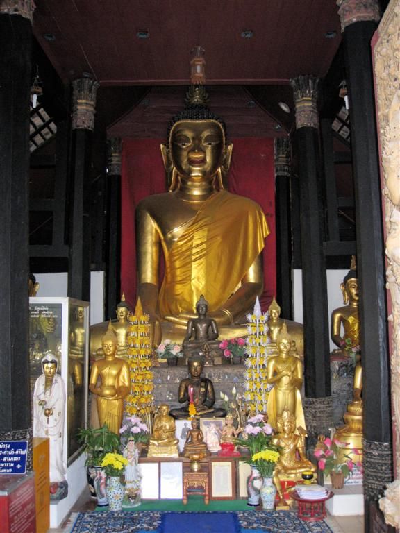 THAILAND - CHIANG MAI - boeddhabeelden bij een boeddhistische tempel