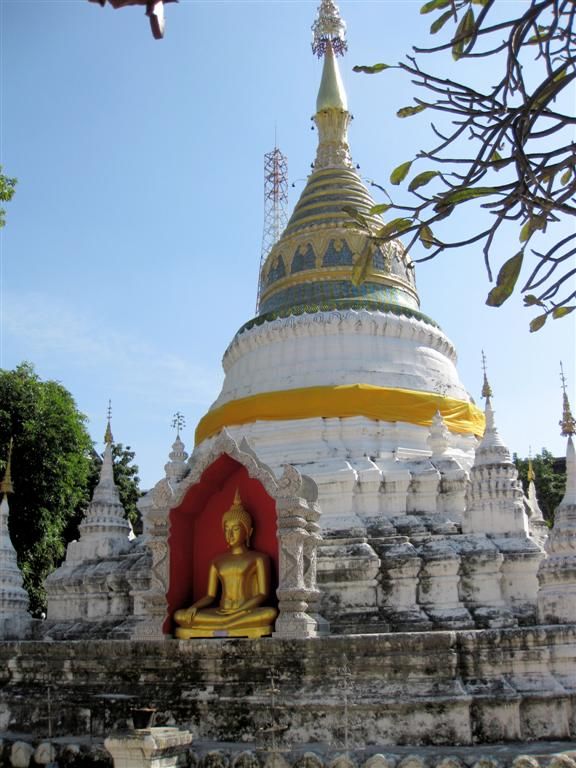 THAILAND - CHIANG MAI - stoepa bij een boeddhistische tempel