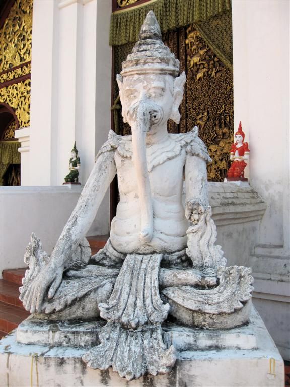 THAILAND - CHIANG MAI - beeld van Ganesha (olifantengod) bij een boeddhistische tempel