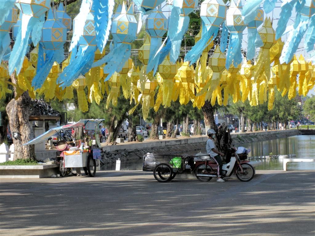 THAILAND - CHIANG MAI - versiering op plein bij de Tha Phae Gate