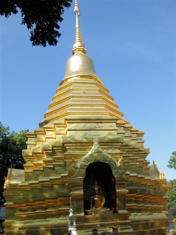 THAILAND - CHIANG MAI - stoepa bij een boeddhistische tempel