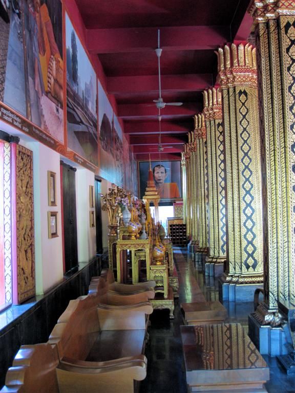 THAILAND - CHIANG MAI - binnen in een boeddhistische tempel
