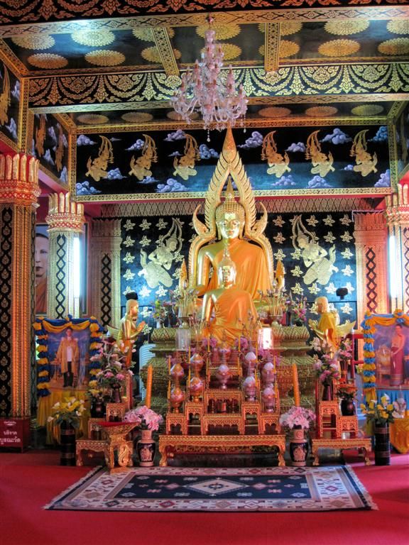THAILAND - CHIANG MAI - binnen in een boeddhistische tempel