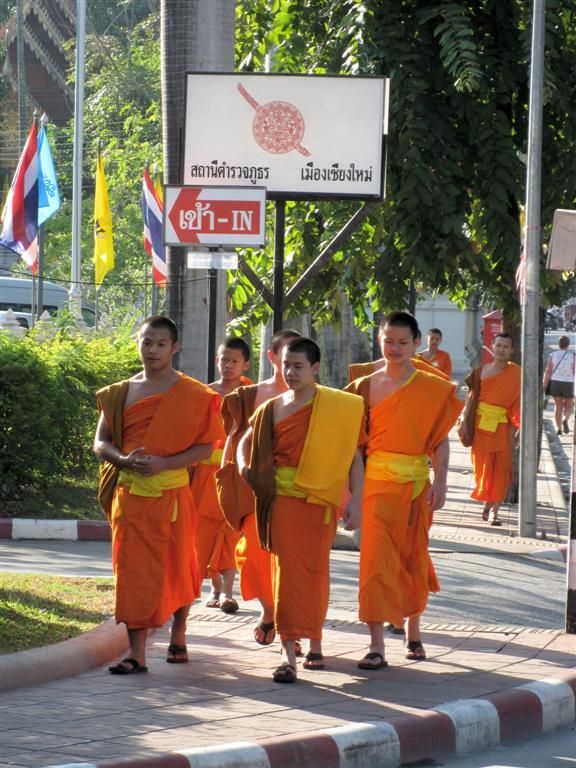 THAILAND - CHIANG MAI - monniken op straat