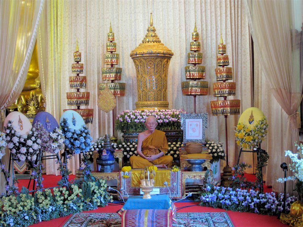 THAILAND - CHIANG MAI - binnen in een boeddhistische tempel
