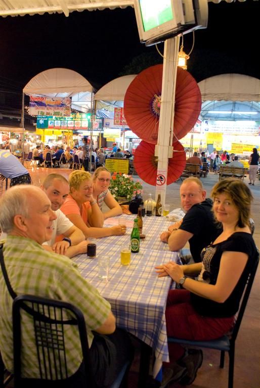THAILAND - CHIANG MAI - Carlos en groepsgenoten eten op de nachtmarkt