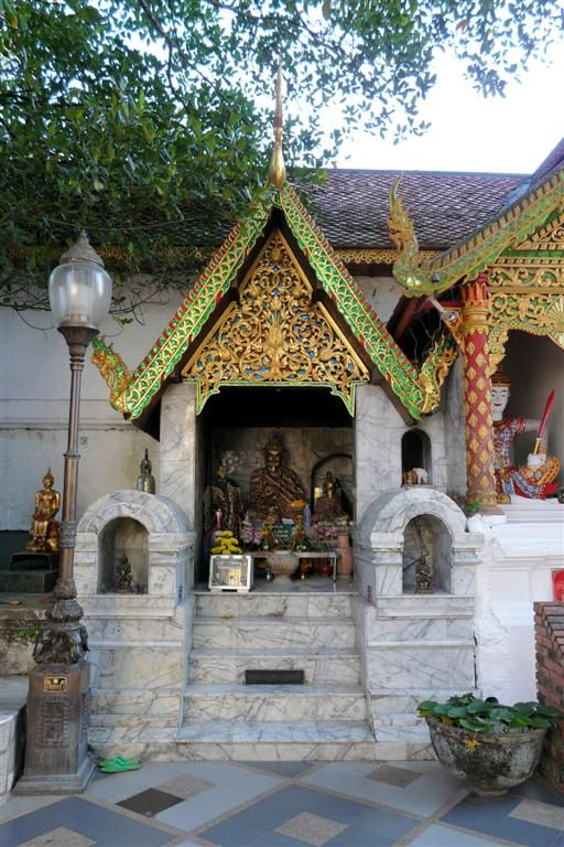 THAILAND - CHIANG MAI - tempeltje bij Wat Phrathat Doi Suthep
