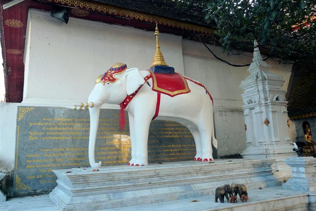 THAILAND - CHIANG MAI - beeld van witte olifant bij Wat Phrathat Doi Suthep