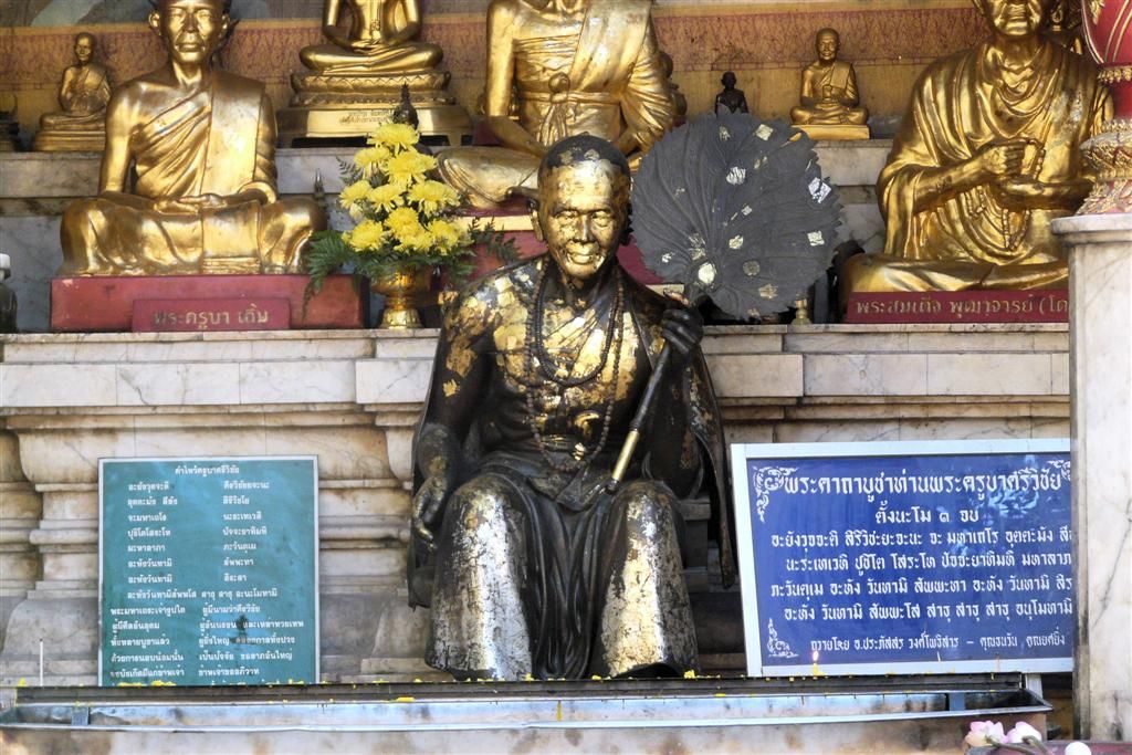 THAILAND - CHIANG MAI - koperen beelden bij Wat Phrathat Doi Suthep
