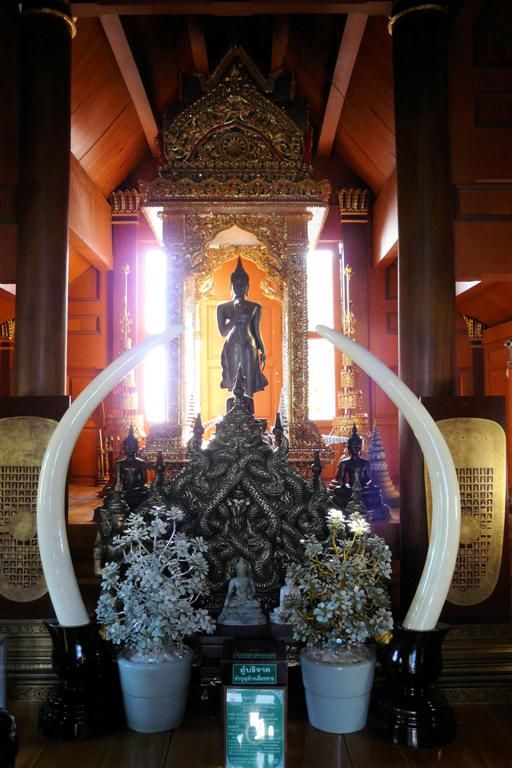 THAILAND - CHIANG MAI - binnen in een houten tempel bij Wat Phrathat Doi Suthep