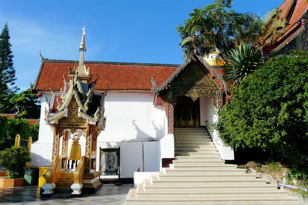 THAILAND - CHIANG MAI - bel naast ingang tempel bij Wat Phrathat Doi Suthep
