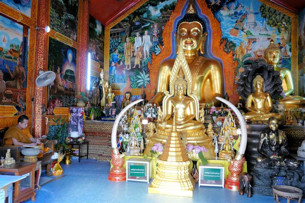 THAILAND - CHIANG MAI - binnen in een tempel bij Wat Phrathat Doi Suthep