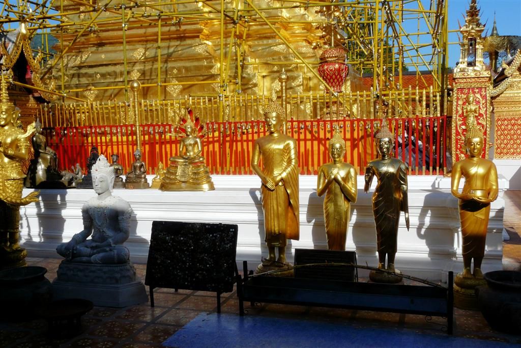 THAILAND - CHIANG MAI - boeddhabeelden bij Wat Phrathat Doi Suthep