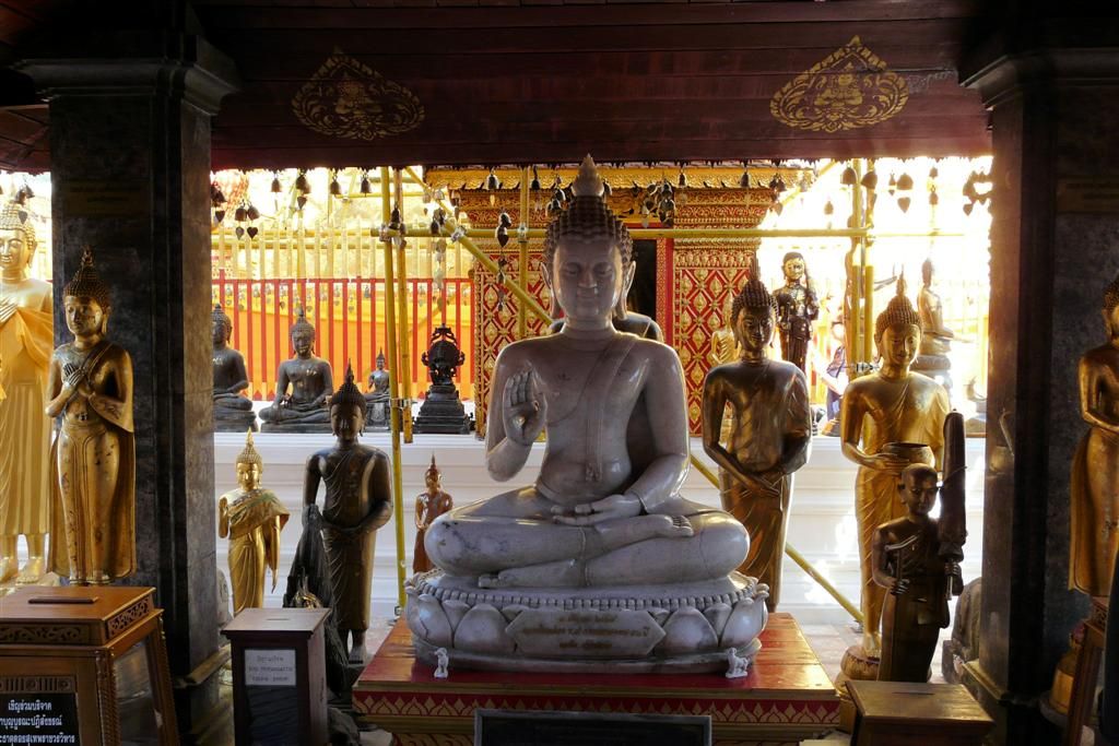 THAILAND - CHIANG MAI - boeddhabeelden bij Wat Phrathat Doi Suthep
