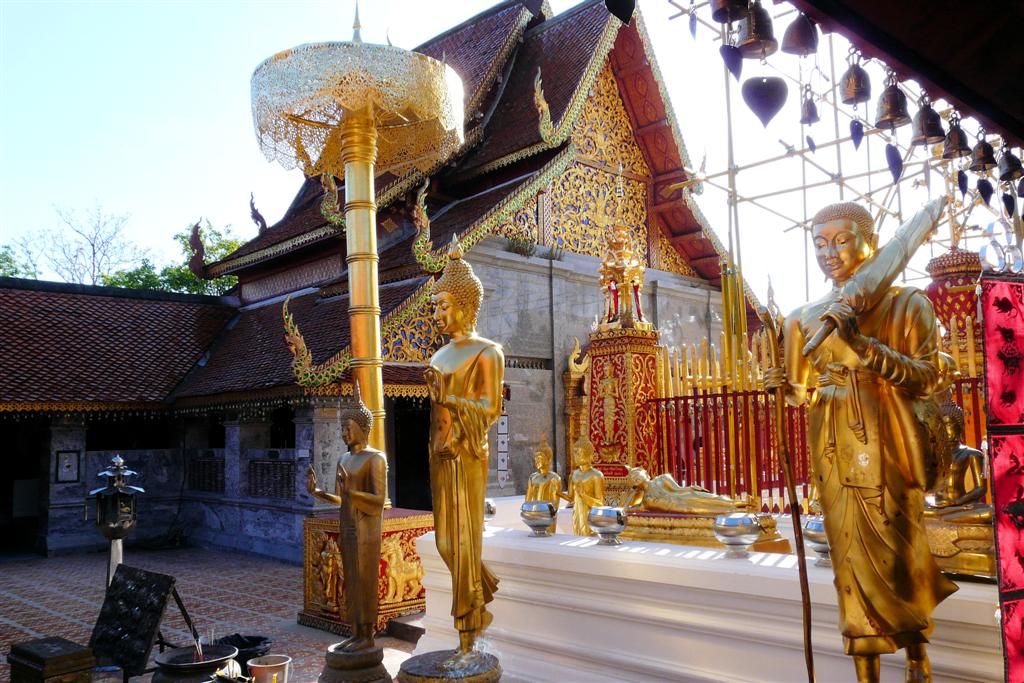 THAILAND - CHIANG MAI - boeddhabeelden bij Wat Phrathat Doi Suthep