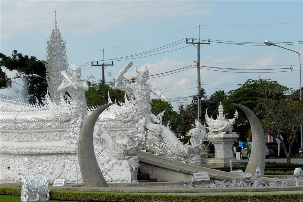 THAILAND - CHIANG RAI - beelden bij ingang van de tempel Wat Rong Khun