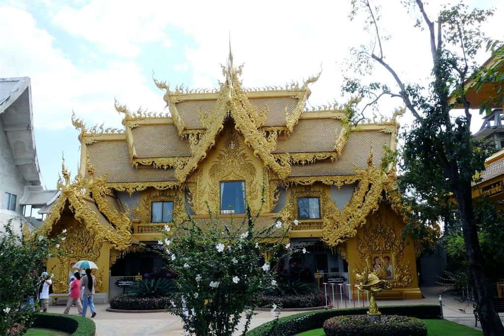 THAILAND - CHIANG RAI - toiletgebouw bij de tempel Wat Rong Khun