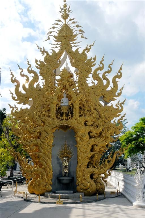 THAILAND - CHIANG RAI - beeld naast de tempel Wat Rong Khun