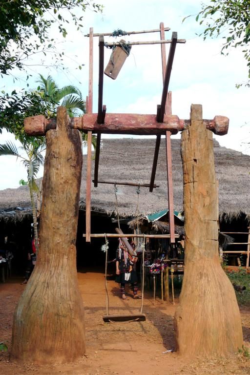 THAILAND - CHIANG RAI - schommel bij de Akha bergstam
