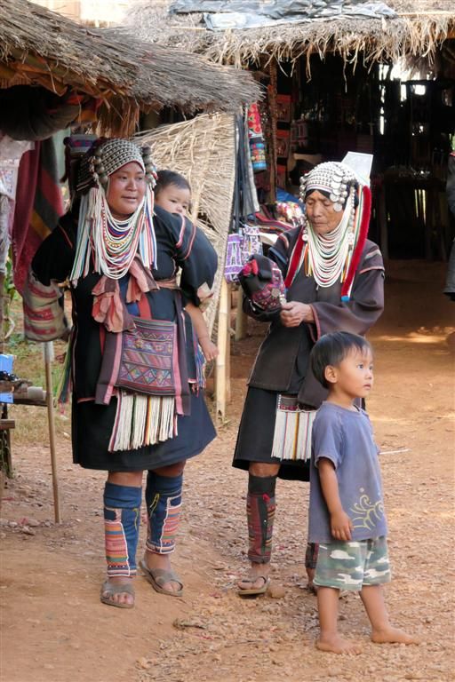 THAILAND - CHIANG RAI - vrouwen met kinderen van de Akha bergstam