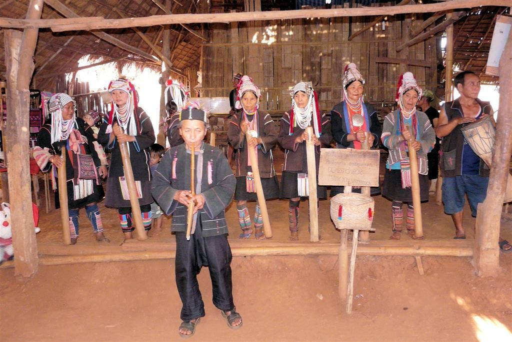 THAILAND - CHIANG RAI - optreden door de Akha bergstam