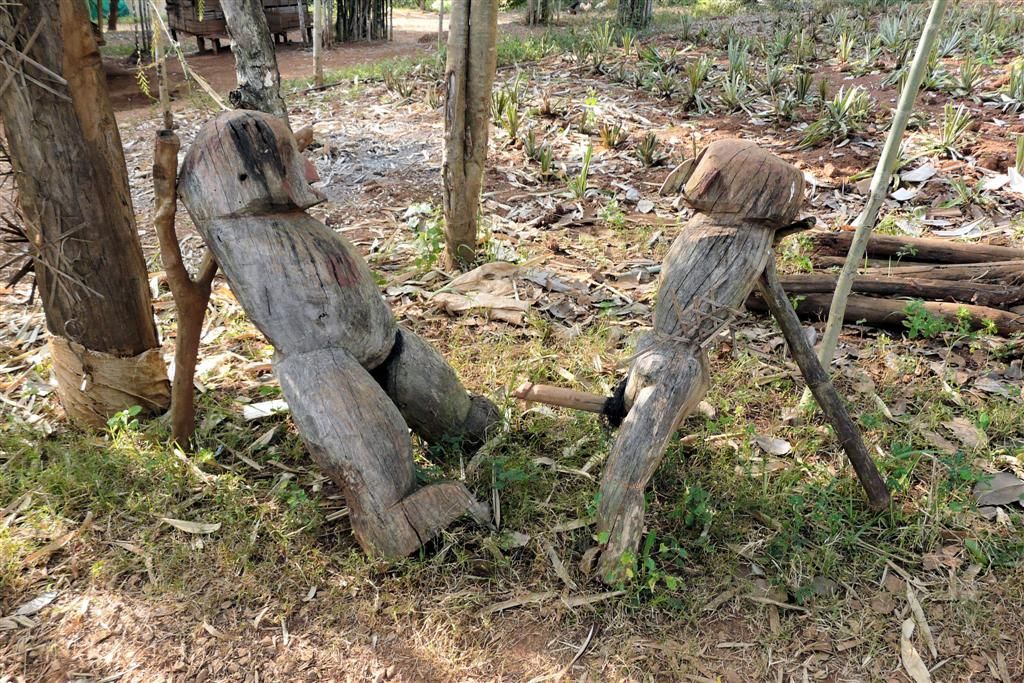 THAILAND - CHIANG RAI - door Akha bergstam gemaakte beelden van een man en vrouw