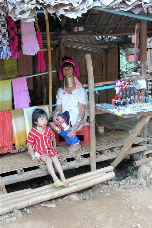 THAILAND - CHIANG RAI - oma en kleinkind van de Long Neck Karen bergstam