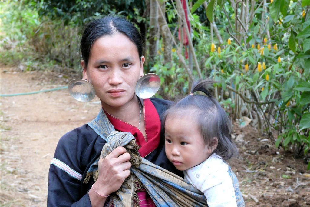 THAILAND - CHIANG RAI - vrouw en kind van de Palong bergstam