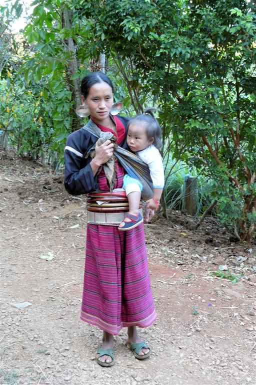 THAILAND - CHIANG RAI - vrouw en kind van de Palong bergstam