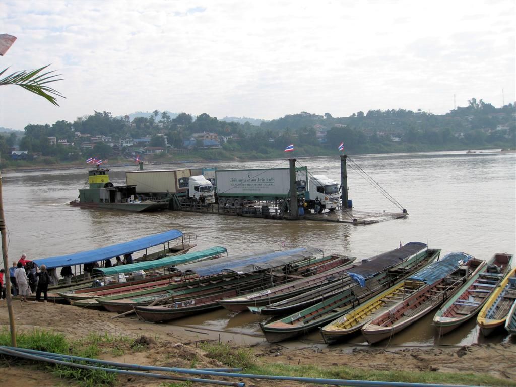 THAILAND - CHIANG SAEN -> LAOS - veerboot voor auto's en vrachtwagens