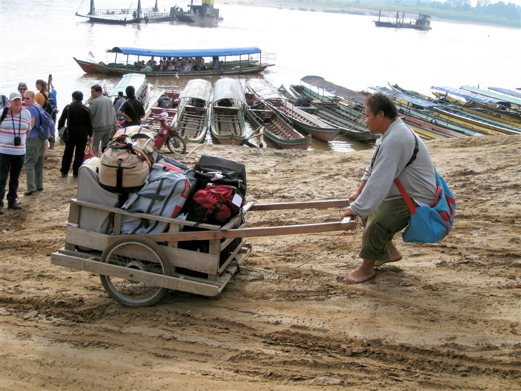 THAILAND - CHIANG SAEN -> LAOS - onze bagage wordt naar klein bootje gebracht