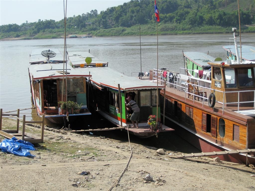 LAOS - HUAY XAI - met de middelste slowboot varen we naar Pak Beng