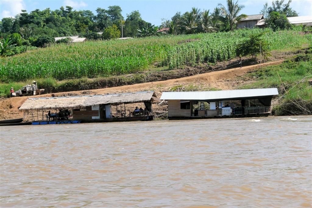 LAOS - HUAY XAI -> PAK BENG - huizen op het water