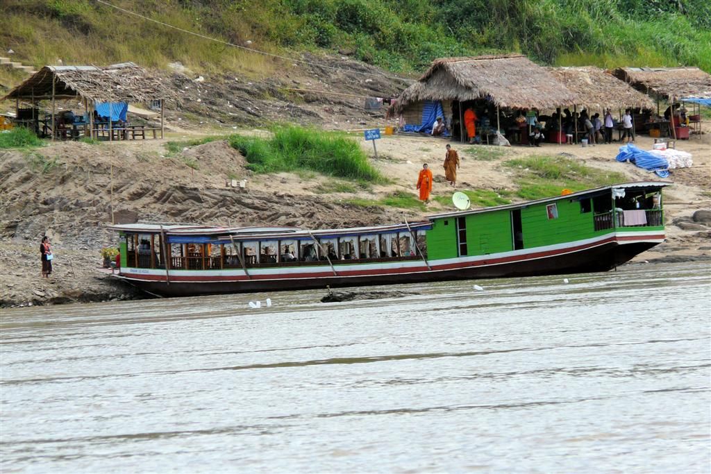 LAOS - HUAY XAI -> PAK BENG - grenscontrole plaats voor de boten