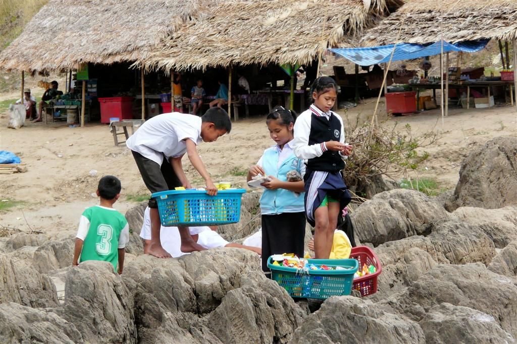 LAOS - HUAY XAI -> PAK BENG - jonge verkopertjes