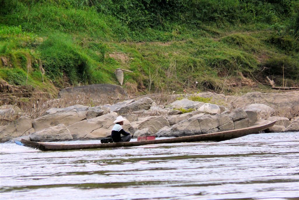 LAOS - HUAY XAI -> PAK BENG - man in een boot