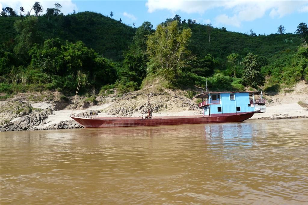 LAOS - HUAY XAI -> PAK BENG - boot met woongedeelte
