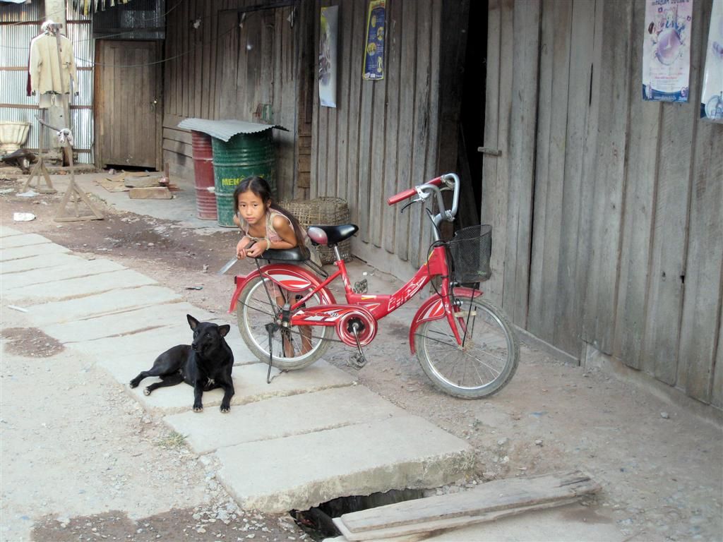 LAOS - PAK BENG - meisje bij haar fiets met een mes